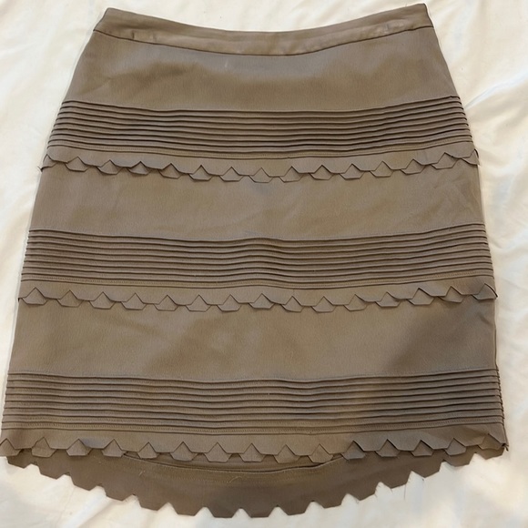 Banana Republic Dresses & Skirts - Banana republic skirt pretty pewter color
